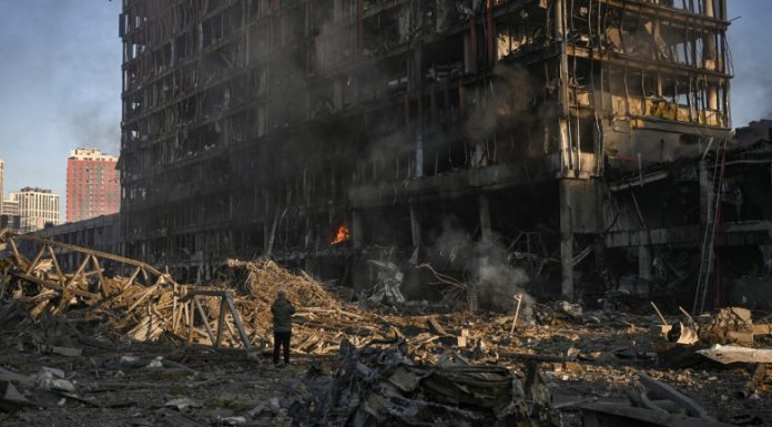 Rușii au deschis focul împotriva ucrainenilor care protestau în Herson. Podul feroviar între Irpin și Kiev a fost detonat