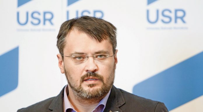 Cristian Ghinea „Specialiștii din Guvern, niște papagali. Au vândut un power point pe post de program de 1 miliard de euro din fonduri europene”