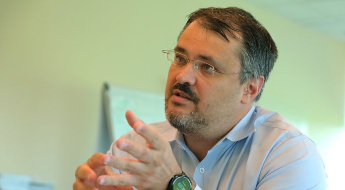 Cristian Ghinea : Când ești ipocrit și îți explodează ciunga în freză. PSD au mințit ca porcii despre consultanță și PNRR