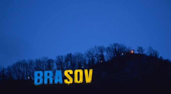 Primăria Municipiului Braşov : Literele de pe Tâmpa și clădirea Primăriei municipiului Brașov vor fi iluminate în culorile albastru și galben, marți și miercuri seară, în semn de solidaritate cu Ucraina