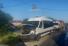 Ultimă oră – Planul roșu a fost activat – Accident grav între o mașină și un microbuz, în Dâmbovița