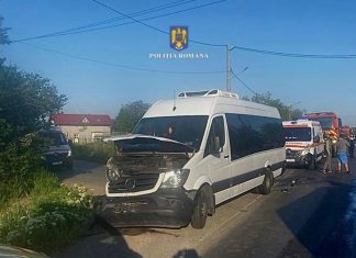 Ultimă oră – Planul roșu a fost activat – Accident grav între o mașină și un microbuz, în Dâmbovița