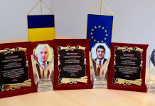 Primarul comunei Pietroşiţa din Dâmboviţa, Ion Leonard Dicu, s-a făcut singur cetăţean de onoare în localitatea pe care o conduce. Edilul s-a arătat foarte emoţionat la primirea distincţiei: Sunt copleşit!