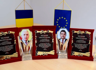 Primarul comunei Pietroşiţa din Dâmboviţa, Ion Leonard Dicu, s-a făcut singur cetăţean de onoare în localitatea pe care o conduce. Edilul s-a arătat foarte emoţionat la primirea distincţiei: Sunt copleşit!