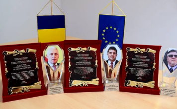 Primarul comunei Pietroşiţa din Dâmboviţa, Ion Leonard Dicu, s-a făcut singur cetăţean de onoare în localitatea pe care o conduce. Edilul s-a arătat foarte emoţionat la primirea distincţiei: Sunt copleşit!