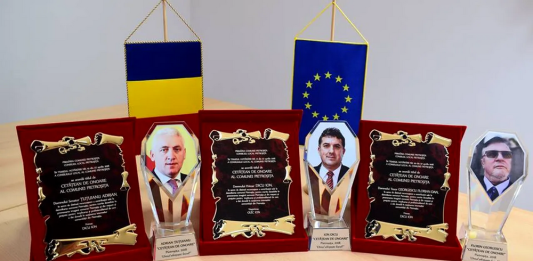 Primarul comunei Pietroşiţa din Dâmboviţa, Ion Leonard Dicu, s-a făcut singur cetăţean de onoare în localitatea pe care o conduce. Edilul s-a arătat foarte emoţionat la primirea distincţiei: Sunt copleşit!