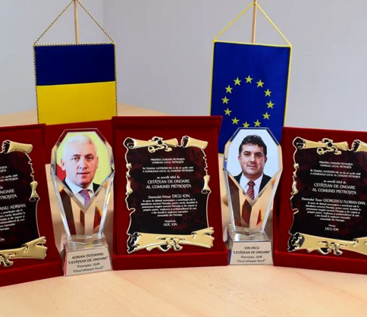 Primarul comunei Pietroşiţa din Dâmboviţa, Ion Leonard Dicu, s-a făcut singur cetăţean de onoare în localitatea pe care o conduce. Edilul s-a arătat foarte emoţionat la primirea distincţiei: Sunt copleşit!