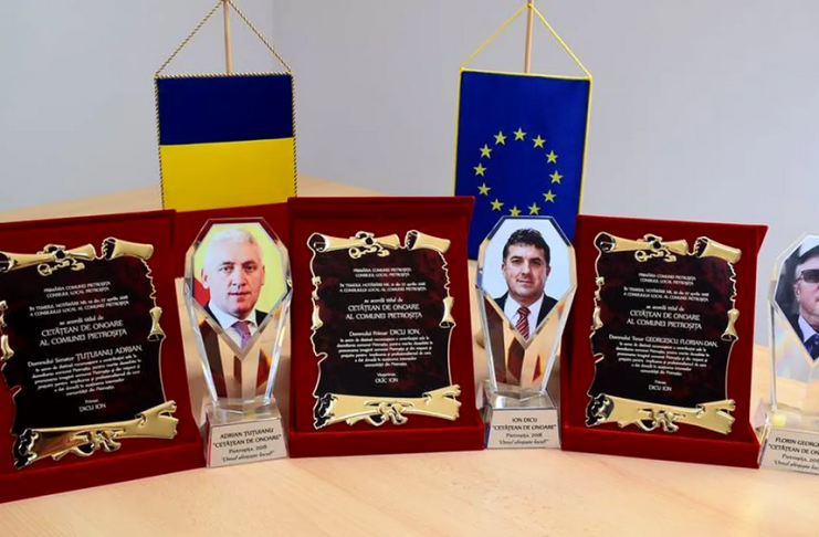Primarul comunei Pietroşiţa din Dâmboviţa, Ion Leonard Dicu, s-a făcut singur cetăţean de onoare în localitatea pe care o conduce. Edilul s-a arătat foarte emoţionat la primirea distincţiei: Sunt copleşit!